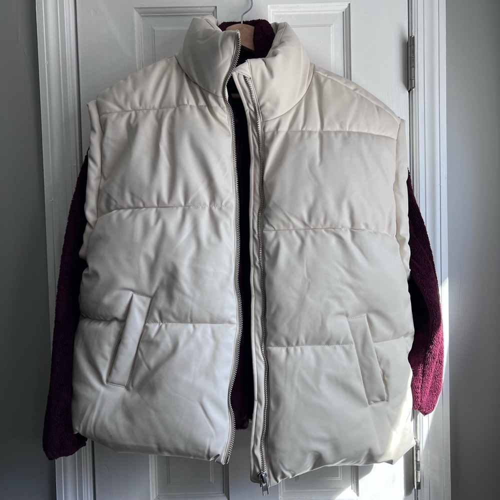 Creamy white oversized faux leather puffer vest f21 size L